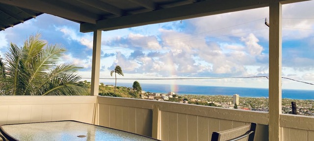 BIG ALOHA & AWESOME VIEW AT THIS HAWAIIAN HOME!