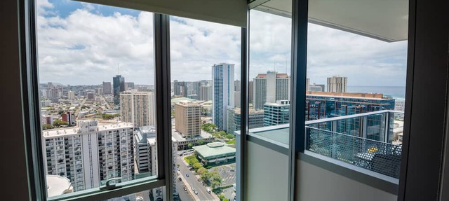 Upscale 2 bedroom with parking in Ala Moana