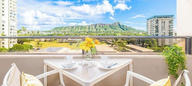 2BR Condo w/lanai & Diamond Head views