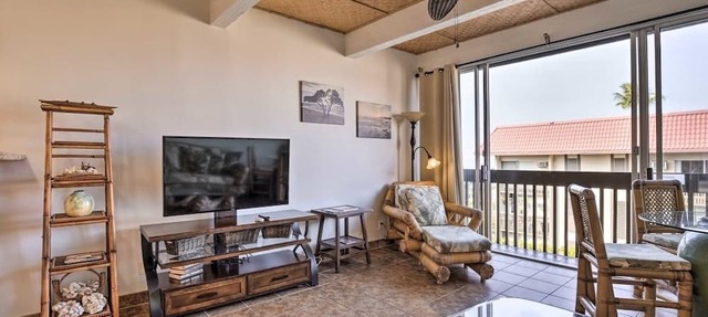 Walk to Charming Kailua Village. Kailua Bay View. Lanai. AC. King Bed. Pool.
