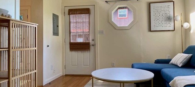 Quiet 1-bd cottage retreat with sleeping loft & work space
