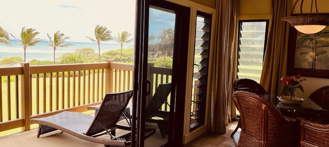 Beachfront Spectacular Ocean views , steps to white sand Beach & walk bike Path