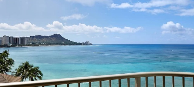 Walking Distance To The Beach! 2 Modish Units, Ocean Front, Pets Allowed, Pool!