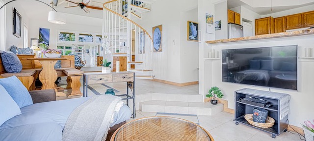 Full duplex w/fast WiFi, mountain views, A/C, 2 balconies, pool, & grills
