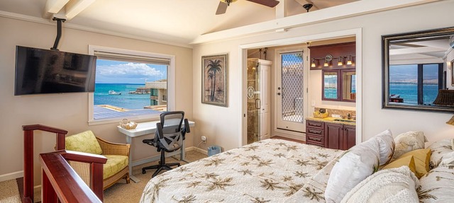 Oceanfront Penthouse with Lanai plus Private Rooftop Sundeck - one of a kind!