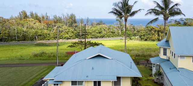 East Hawaii - Ocean, Mountains & Waterfalls
