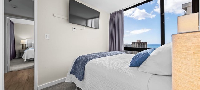 Renovated - Diamond Head and Ocean Views! - FREE Parking - 1 Block to Beach