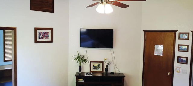 King room ensuite is spacious , relaxing, quiet space with a homey atmosphere.
