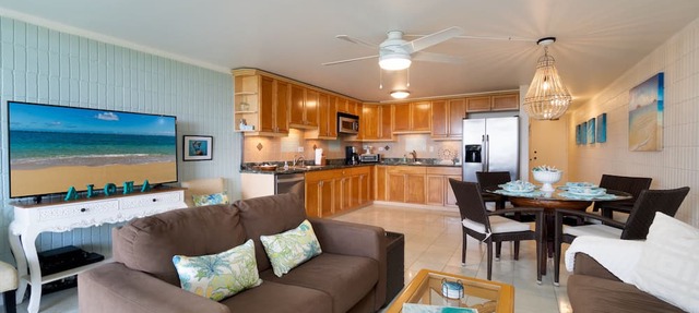 Oceanfront & Ground floor- sleep to the sound of waves!