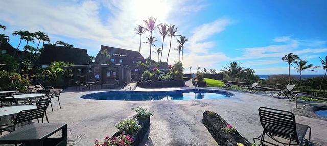 Enjoy ocean views & walk to Black Sand Beach!