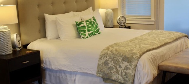 Steps to Kahala Beach, quiet, King bed, patio, parking, A/C, kitchenette & BBQ