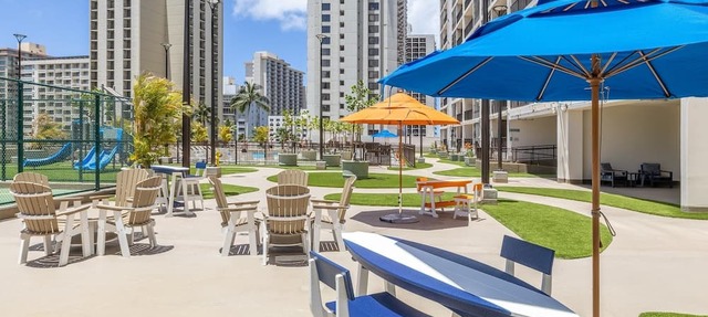 Updated 22nd Floor Waikiki Condo - Free parking & WiFi - Ideal for large family!