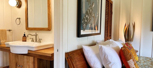 Rustic retreat with panoramic views, tropical gardens, & biodynamic produce!