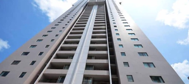 Royal Kuhio 1309 with King Bed, FREE Parking/WiFi, mins to BEACH!