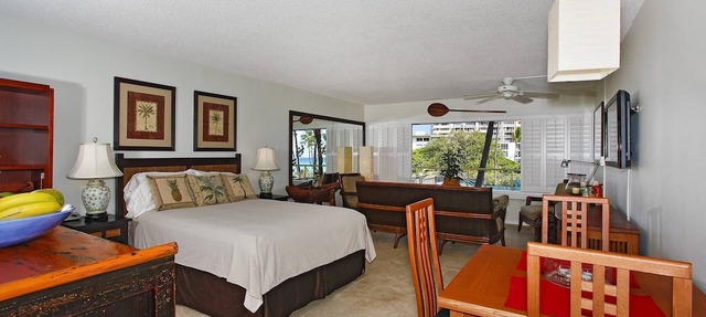 Beachfront Diamond Head views, Quiet End of Waikiki with Swimming/Surfing!