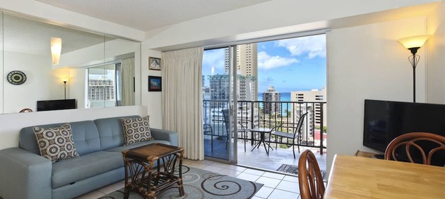Waikiki Ocean View Suite! Free Parking, Full Kitchen, 5-min walk to beach!