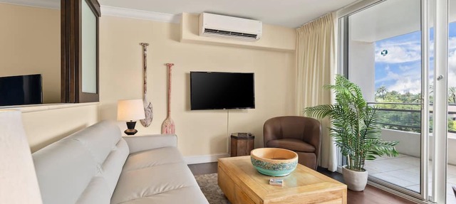 Central Waikiki! Large lanai, close 2 beach! Fireworks! WASHLET! Sleeps 6!