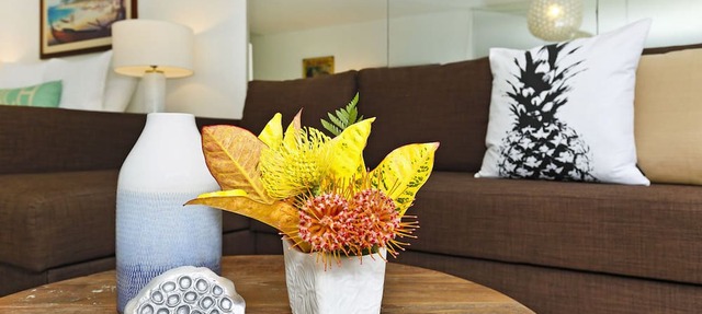 Upgraded Beachfront Studio on Quiet Waikiki beach with Swimming/Surfing!