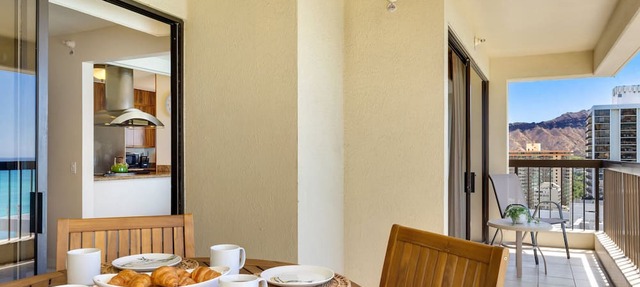 SPECTACULAR OCEAN VIEW! A/C, Wi-Fi, Pool, FREE Valet Parking, Steps to Beach!