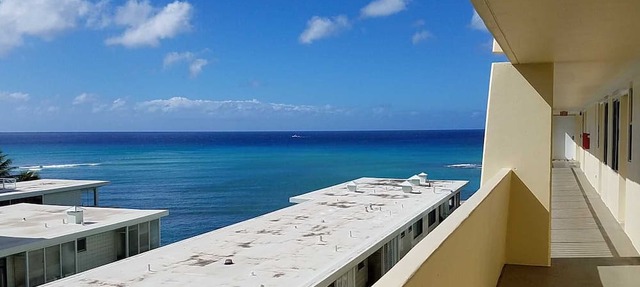 Diamond Head Beach - Large Studio - Queen Bed, Balcony, Ocean View, Ocean Access