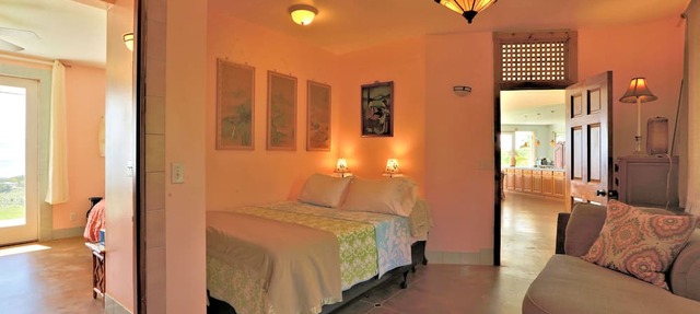 Puumoi Pink House, 3 bedroom home with sunrise and ocean view.10 minutes to Hilo