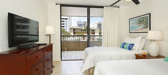 Beautiful 2-bedroom condo, sleeps 6, washer/dryer and one free parking!