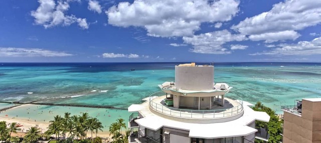Luxurious Ocean View 2-bed/2-bath condo with Pool, FREE Valet Parking & Wi-Fi