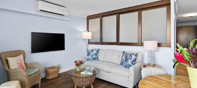 Amazing Partial Ocean View, Quick Walk to Beach/Dining/Shopping, FREE Parking