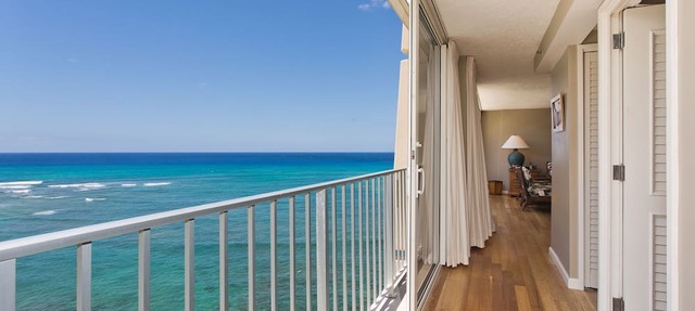 Our Penthouse over the Pacific ☀ A true gem that sleeps 4 is lovingly cared for