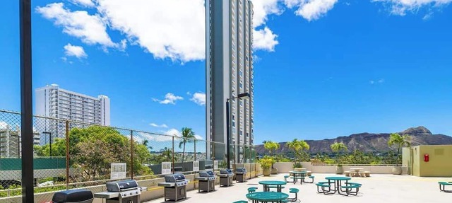 Resort condo w/lanai & pool access