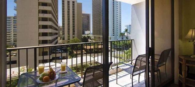 Sunset condo w/pool, gym & Diamond Head views