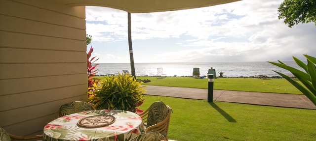 Affordable oceanfront condo, amazing views, sunsets, beaches, pool in West Maui