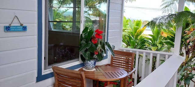 HAWAII Hilo Town~Private GATED Botanical GARDEN COTTAGE w Koi Pond