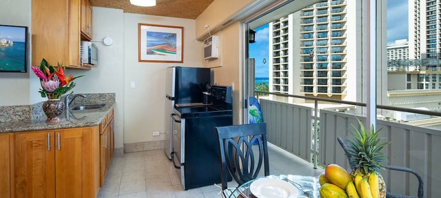 Waikiki Beach center! Oceanview, Lanai, Free WIFI and Phone. Full Kitchen.