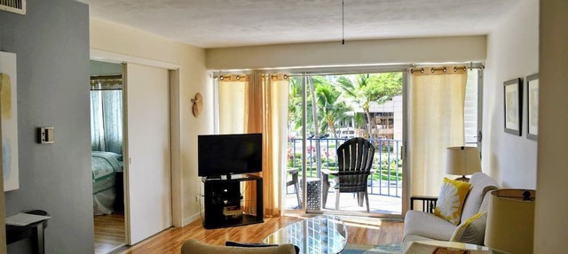 Royal Aloha 2 Bedroom Vacation Rental - Sleeps 4. FREE PARKING!