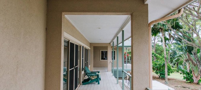 Legal 3 Bedroom home on a small Haiku farm. Close to beaches and Paia