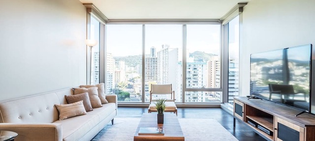 Luxury 1BD in ONE ALA MOANA with Beautiful View and Room with Free Parking!