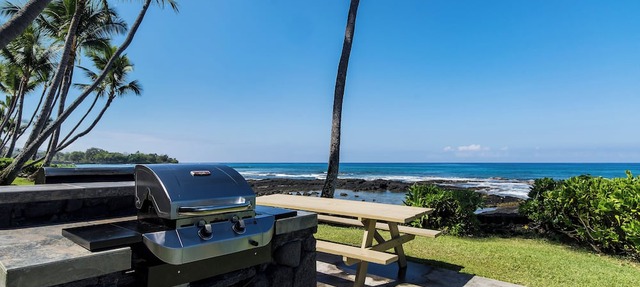 Beautiful Oceanfront Kona Bali Kai 3rd Floor Condo with A/C in Guest Room