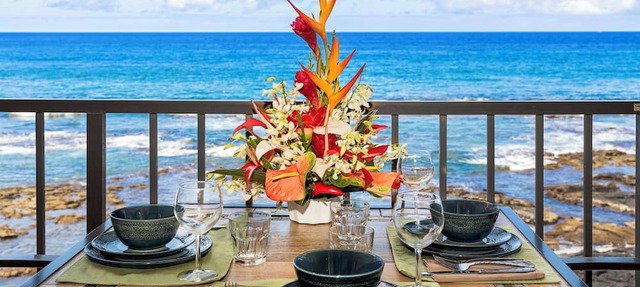 Beautiful Oceanfront Kona Bali Kai 3rd Floor Condo with A/C in Guest Room