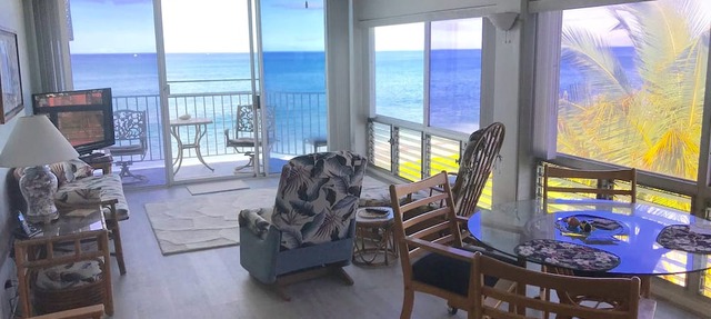 Oceanfront Penthouse on Maili Beach