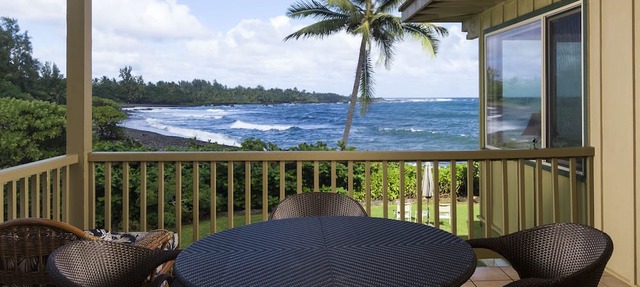Oceanfront Hana Kai Maui #1- 1 BR, Corner Unit 100ʻ from Water! King Bd, Kitchen
