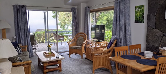 Spacious Ranch Cottage with private hot tub and VIEW!