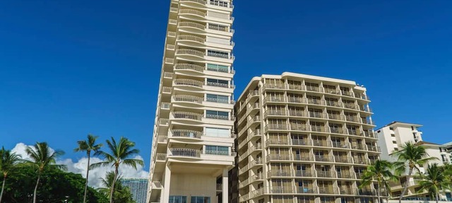 30 seconds to The Ocean! Waikiki Shore, 1 Bedroom with 1 Parking (WS08)