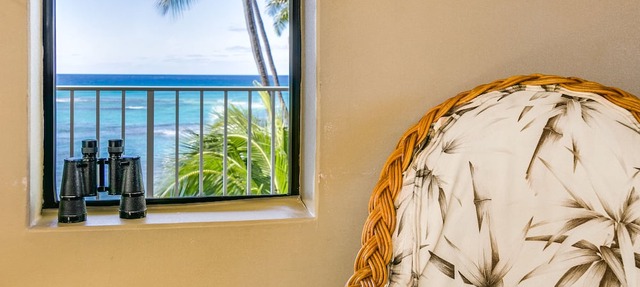 Spacious 2 Bedroom Oceanfront Condo with Full Kitchen & 'Wrap around' Lanai