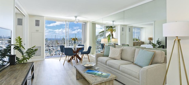 Waikiki Marina & Ocean Views! Easy Walk to Beach! Washlet, Kitchen, AC, Wi-Fi