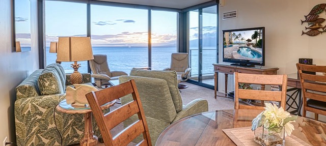 100% Oceanfront & Unobstructed View -The Mahana 8th floor, 1BR/2BATHROOMS!