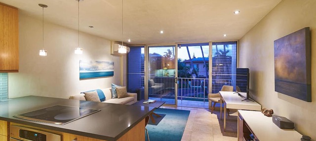 Maui Modern North Shore Beach Condo - Walk to Mamas Fish House! AC, Fast WiFi