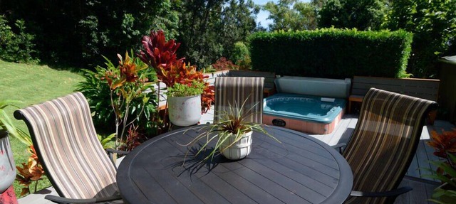 Cottage on a 3 acre estate, spa, fireplace, cozy, park like setting, fruit trees