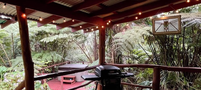 Kaloko mountain cabin above Kona with hot tub and fireplace - rustic adventure!
