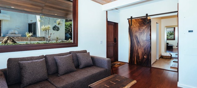 Barefoot Luxury Steps to Beach Diamond Head Kahala Waikiki. SPRING BREAK!
